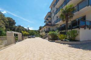 a street in front of a building at Hotel King in Marina di Pietrasanta