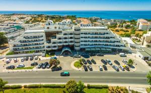 eine Luftansicht auf ein großes Gebäude mit einem Parkplatz in der Unterkunft Hotel Apartamento Brisa Sol in Albufeira