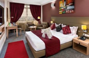 Ліжко або ліжка в номері Bravia Hotel Ouagadougou