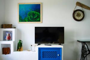 アリエタにあるCasa Varadero Arrietaの白い壁の上に座って薄型テレビを見ることができます。