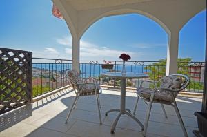 a table and chairs on a balcony with a view of the ocean at Apartments Cejovic in Ulcinj