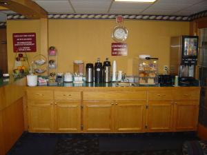 um balcão num café com um balcão em Wakota Inn and Suites em Cottage Grove