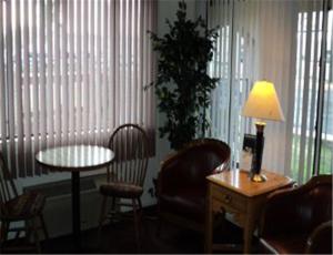 uma sala de estar com uma mesa, cadeiras e um candeeiro em Cozy Inn em Cortez