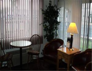 a living room with a table and chairs and a lamp at Cozy Inn in Cortez