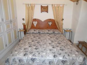 a bedroom with a large bed with a wooden headboard at Fiocco di Neve in Montjovet