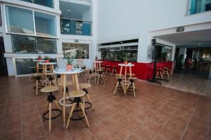 Un restaurante o sitio para comer en Servatur Casablanca Suites & Spa - Adults Only