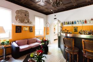 a living room with a couch and a bar at Residenza d'Epoca Albergo Quattro Fontane in Venice-Lido