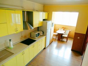 Кухня или мини-кухня в Inndays Apartments on Micheeva
