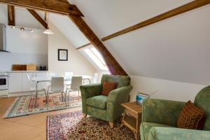 sala de estar con 2 sillas y mesa en Gite la Brasserie, en Montmorillon