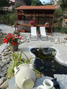 un jardín con un estanque y un cenador en Affittacamere Graziella, en Vernazza