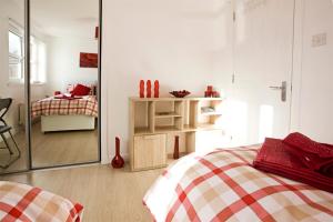 a bedroom with a bed and a room with a bedicterictericterictericter at Gala Rooms Homestay in Edinburgh