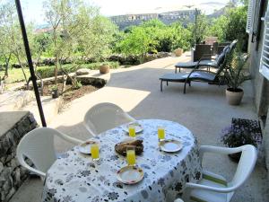 stół z talerzem jedzenia na patio w obiekcie Apartments Dagmar w Krku