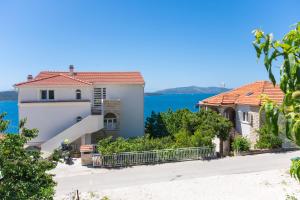 uma casa com vista para a água em Apartment Spira Puovica em Trogir