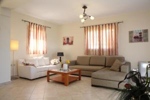 - un salon avec deux canapés et une table basse dans l'établissement Villa Aeropi, à Nikiana
