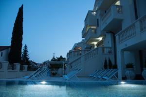 Bazén v ubytování Boutique Hotel Kredo nebo v jeho okolí + 37 fotografií