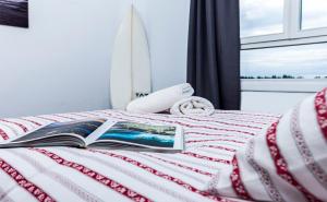 Ein Bett oder Betten in einem Zimmer der Unterkunft H.A.N.D Surf Hostel