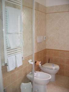 uma casa de banho com um WC e um lavatório em Hotel Chiar Di Luna em Laino Borgo