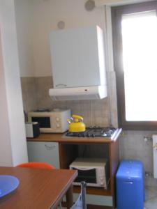 A kitchen or kitchenette at Appartamento Bordighera