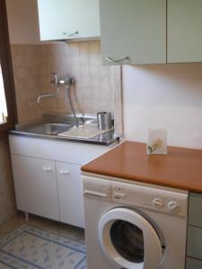 A kitchen or kitchenette at Appartamento Bordighera