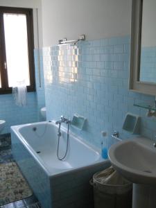 A bathroom at Appartamento Bordighera