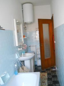 A bathroom at Appartamento Bordighera