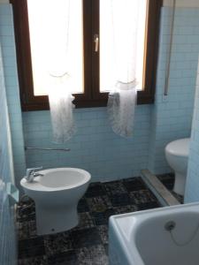 A bathroom at Appartamento Bordighera