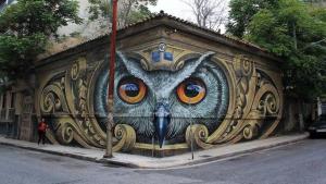 アテネにあるAchillion Apartmentのフクロウの壁画