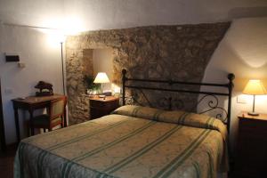 マリアーノ・イン・トスカーナにあるCase Cordovaniの石壁のベッドルーム1室(ベッド1台付)