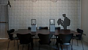 une salle à manger avec une table et quelques chaises dans l'établissement G Hotel Pescara, à Pescara