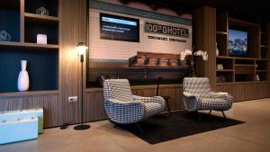 a waiting room with three chairs and a table at G Hotel Pescara in Pescara