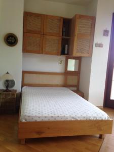 1 dormitorio con 1 cama y armarios de madera en Spatious architectural house, en Markovo
