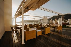 un restaurante con mesas y sillas en una terraza en Servatur Green Beach en La Playa de Arguineguín