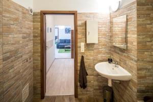 łazienka z umywalką i lustrem w obiekcie Apartmán Dolní náměstí w Ołomuńcu +19 zdjęć