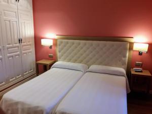 A bed or beds in a room at Hospedería Santa Elena