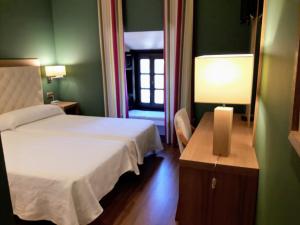 A bed or beds in a room at Hospedería Santa Elena