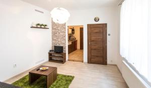 salon ze stołem i drzwiami w obiekcie Apartmán Dolní náměstí w Ołomuńcu
