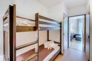 Katil dua tingkat atau katil-katil dua tingkat dalam bilik di Vacancéole - Les Jardins de Balnéa
