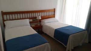 サン・カルラス・デ・ラ・ラーピタにあるPlaça Vellaのベッドルーム1室(隣り合わせのベッド2台付)