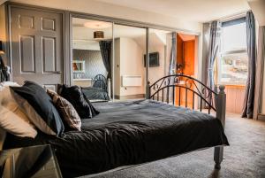 Giường trong phòng chung tại Mount Stewart Hotel +44 ảnh