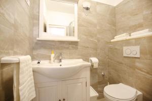 Koupelna v ubytování La-La Rooms + 37 fotografií