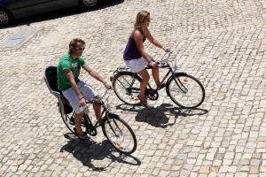 un hombre y una mujer montando bicicletas en una calle en Solar de Chacim - Turismo de Habitação, en Chacim