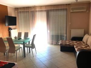 ein Wohnzimmer mit einem Tisch und einem Sofa in der Unterkunft Princess Luxus Apartman in Siófok