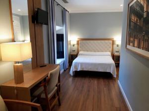A bed or beds in a room at Hospedería Santa Elena
