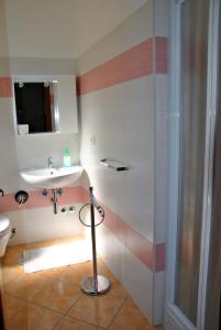 A bathroom at Casa per Ferie Beato Rosaz