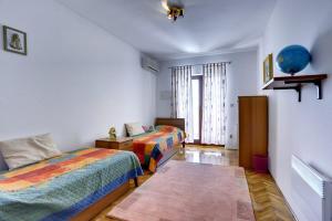 sypialnia z dwoma łóżkami i oknem w obiekcie Holiday Home Lorena w mieście Premantura
