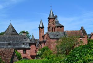 een oud kasteel met torens en een toren bij VVF Collonges-la-Rouge in Collonges