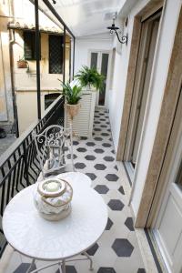 ルッカにあるLuxury Apartment Residence la Fontanaの白と黒の床のバルコニー(白いテーブル付)