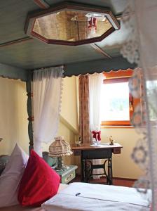 Postel nebo postele na pokoji v ubytování Hotel Adlerschanze