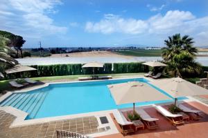 Bazén v ubytování Villa Poggio Chiaro nebo v jeho okolí