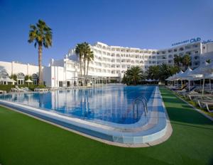 een groot zwembad voor een hotel bij Yadis Hammamet in Hammamet